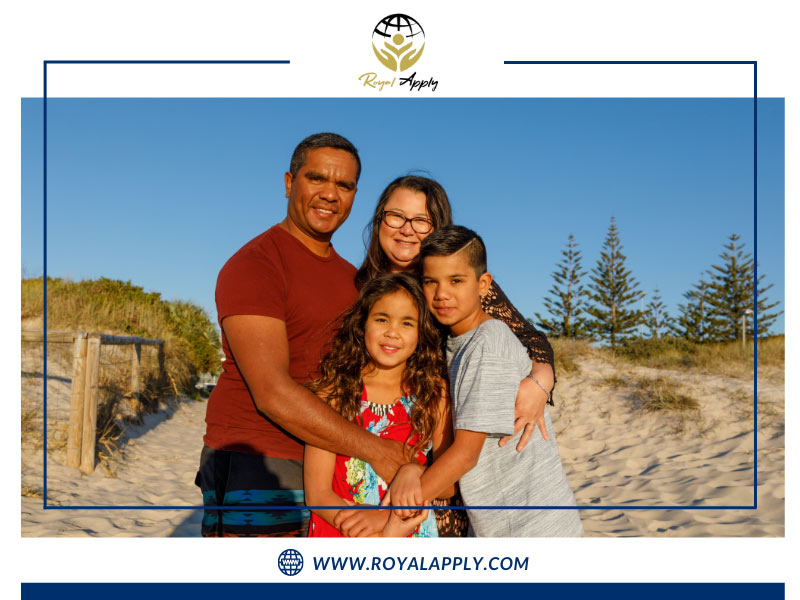 یک خانواده خندان 4نفره در ساحل شنی / ویزای والدین استرالیا برای اقامت دائم استرالیا