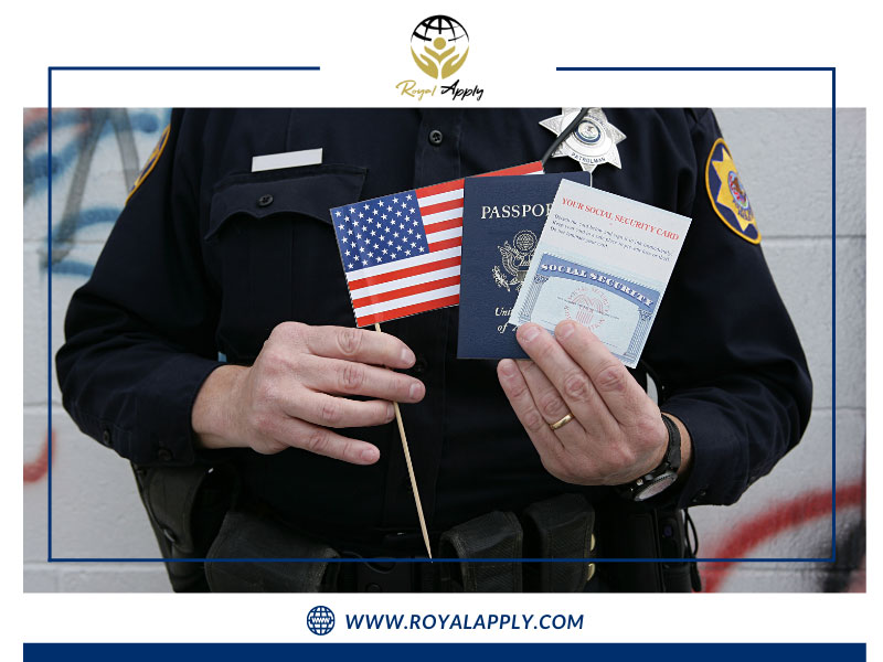 افسر مهاجرت امریکا که در دستش ویزا و پاسپورت و پرچم امریکا را دارد